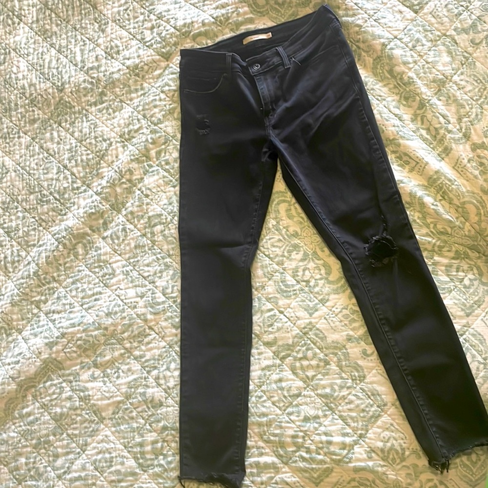 711 Skinny Levi’s never worn I love these they just don’t fit.. W28 L30